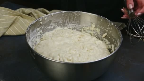 Közelkép nő kezek mozog mély fém tál házi készítésű fehér élesztő tészta — Stock videók