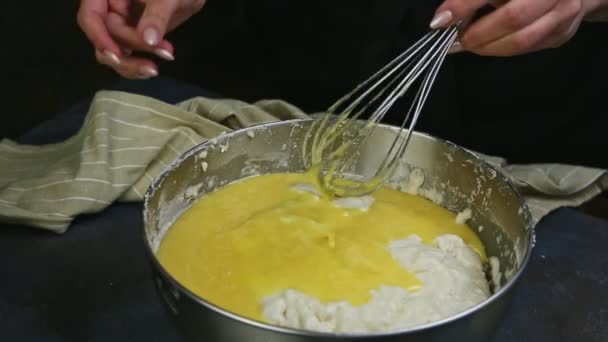 Primo piano mani femminili prendere ciotola bianca con panna montata sopra pasta di lievito — Video Stock