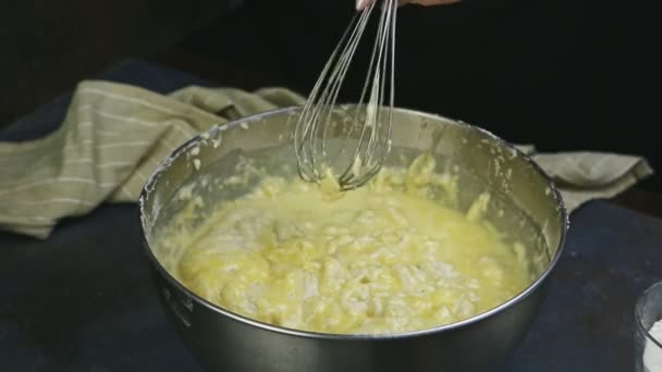 Gros plan mélangé par fouetter la pâte à levure avec des jaunes fouettés et de la crème fouettée — Video