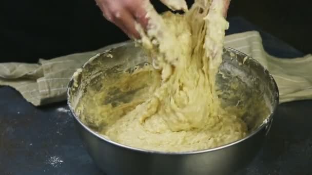 Detailní ženské ruce pomalu hnětení měkké kvasinkové těsto ve velké hluboké kovové míse — Stock video