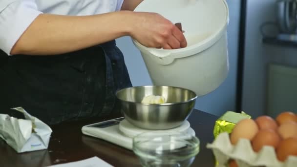 Mulher close-up em uniforme chef coloca açúcar por colher grande em manteiga em fatias frescas — Vídeo de Stock