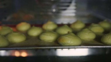 yavaş yavaş panorama kapanışı muhallebi kurabiyeleri choux fırındaki metal palette pişirme