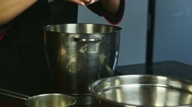 Yakın plan kadın elleri bıçakla kırılıyor çiğ yumurta sarıları proteinden ayrı.