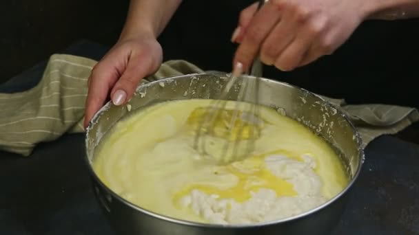 Mãos closeup mistura por whisk massa de levedura com gemas batidas e chantilly — Vídeo de Stock