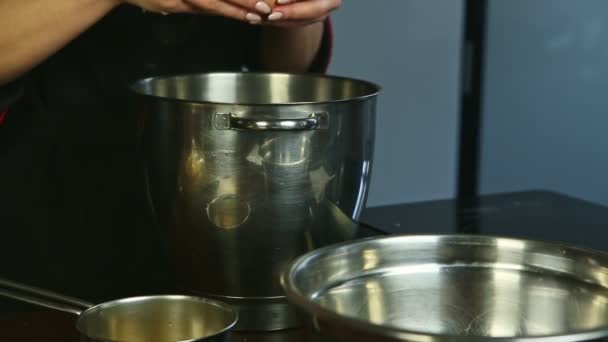 Mâini bucătar de închidere rupere de ouă crude cuțit gălbenușuri separate în castron metalic — Videoclip de stoc