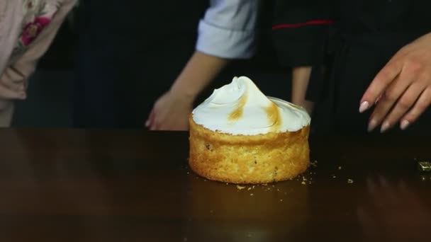 Крупный план женские руки указывает на белые сливочные украшения на сладкий пасхальный торт — стоковое видео