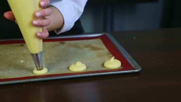 Långsamt panorama närbild på kvinnliga händer bildar cookie former på bakning pall — Stockvideo