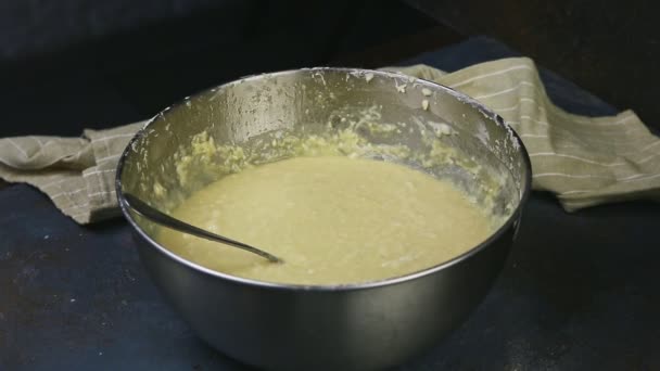 Panorama lent sur grand bol en métal profond servi avec pâte à levure liquide avec cuillère — Video