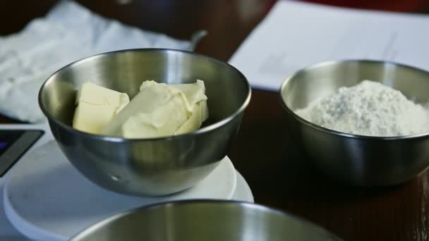 Makro-Ansicht der Hände mit dem Messer fügen Sie mehr geschnittene Butter zu einem großen Haufen in einer Metallschale hinzu — Stockvideo