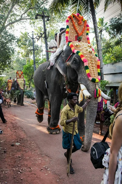 Kottayam Kerala Ινδια Ιανουαριου 2012 Ινδοί Άνθρωποι Οδηγούν Διακοσμημένους Ελέφαντες — Φωτογραφία Αρχείου