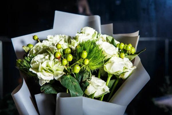Zbliżenie Elegancki Bukiet Duże Białe Róże Świeże Zieleni Różne Szczegóły — Zdjęcie stockowe