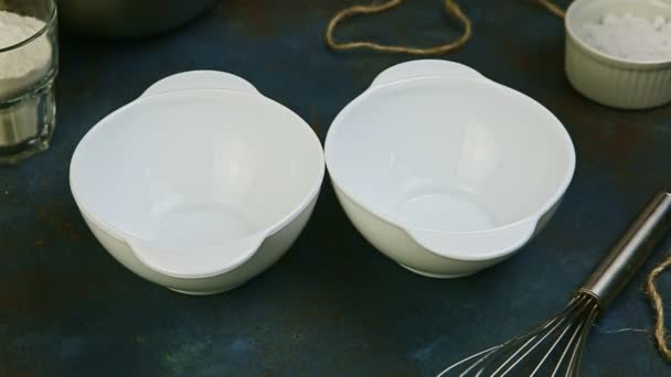 Widok z góry zbliżenie małe na dwa małe puste białe miski stoją na stole w kuchni — Wideo stockowe