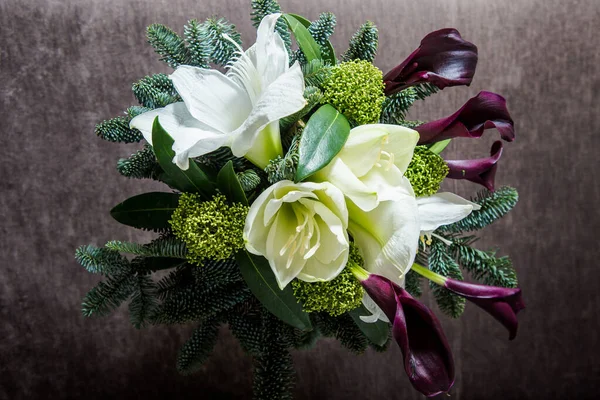 Beyaz Krem Zambaktan Mor Kalla Çiçeklerinden Taze Yeşillikten Yapılmış Enfes — Stok fotoğraf