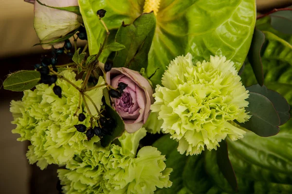 Top View Closeup Beautiful Handmade Bouquet Purple Roses Green Flowers — Stock Photo, Image