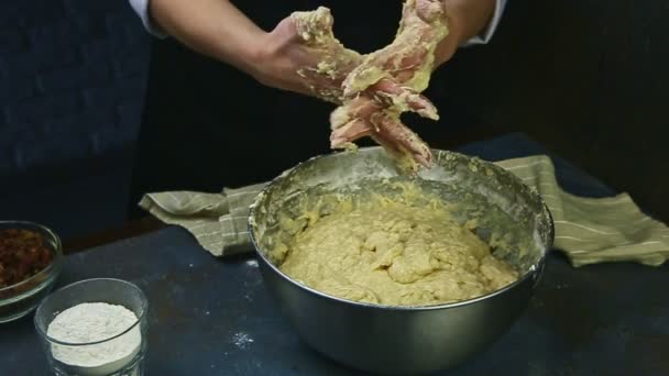Ralenti femelle nettoie ses mains des restes de pâte jaune levure douce — Video