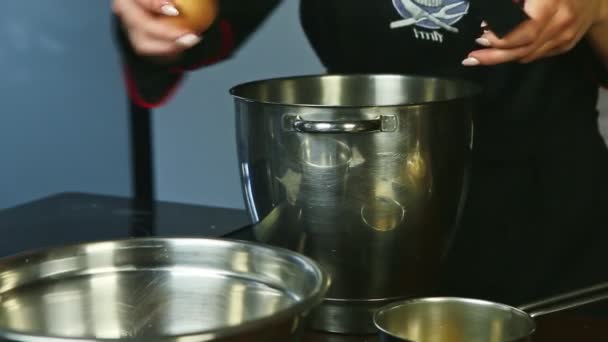 Fechar as mãos femininas quebrando por faca ovos crus gemas separadas de proteína — Vídeo de Stock