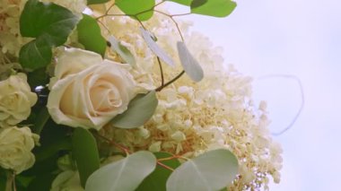 Beyaz çiçek ve güllerden yapılmış düğün süslemeleri üzerine yakın plan panorama