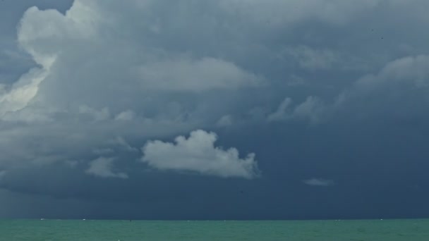 Αργά πανόραμα δικαίωμα σε ατελείωτες σκοτεινό θυελλώδη ουρανό πάνω από το γαλάζιο του ωκεανού — Αρχείο Βίντεο