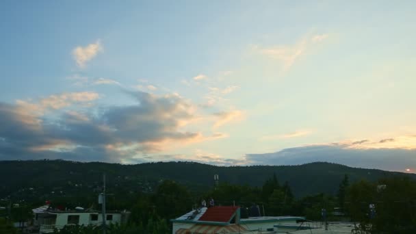 Lentamente panorama proprio sul cielo dorato del tramonto con grandi soffici nuvole bianche — Video Stock