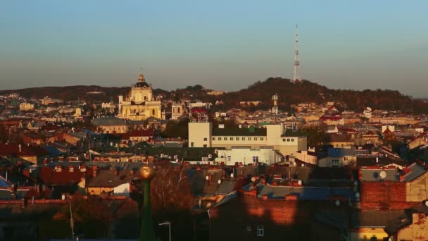 Vista superior de torre de sino de igreja alta de no centro histórico velho de Lviv na Ucrânia — Vídeo de Stock