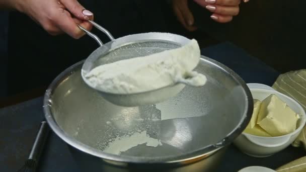 Ralenti gros plan les mains de la femme tiennent le tamis en métal plein de farine blanche prête à le tamiser — Video