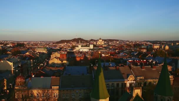 Powoli powiększyć stare historyczne centrum Lwowa z wysokiej dzwonnicy kościoła — Wideo stockowe