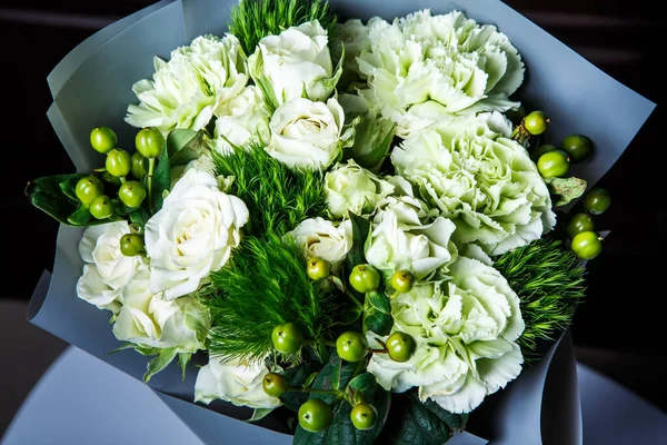 Büyük Beyaz Güllerden Oluşan Zarif Bir Buket Taze Yeşillik Gri — Stok fotoğraf