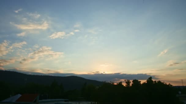 Kite escuro flutuar alto no céu nublado brilhante do por do sol acima de montanhas baixas pretas — Vídeo de Stock