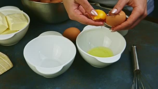 Αργή κίνηση κλείσιμο των γυναικείων χεριών διαχωρίζουν τον κρόκο από την πρωτεΐνη ενός ωμού αυγού — Αρχείο Βίντεο