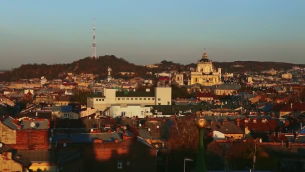 Widok z lotu ptaka z wysokiej dzwonnicy kościoła na starym historycznym centrum Lwowa na Ukrainie — Wideo stockowe