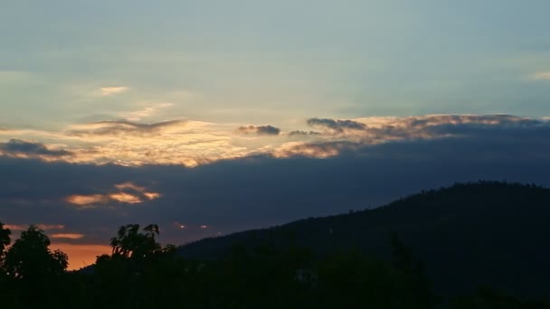 Lentamente panorama a la derecha en el cielo dorado puesta del sol con grandes nubes oscuras esponjosas — Vídeo de stock