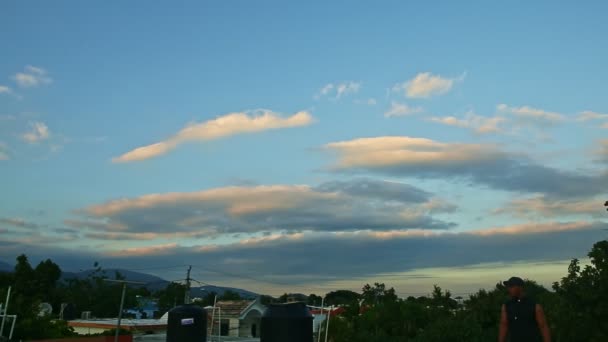 落日的天空上，满布蓬松的云彩，笼罩着群山的轮廓 — 图库视频影像