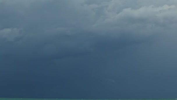 Langzaam panorama recht op eindeloze donkere stormachtige hemel boven kalme blauwe oceaan — Stockvideo