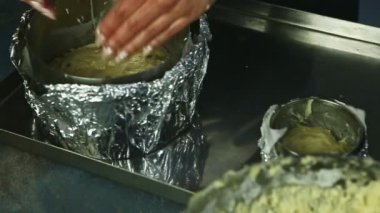 Yavaş çekim yakın çekim kadın elleri mutfak masasında duran kuru üzümlü yumuşak maya hamur küçük bir parçası tamp