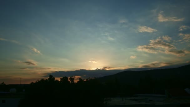 Pequeno Kite Flutuar Altura Sob Brilhante Céu Nublado Por Sol — Vídeo de Stock