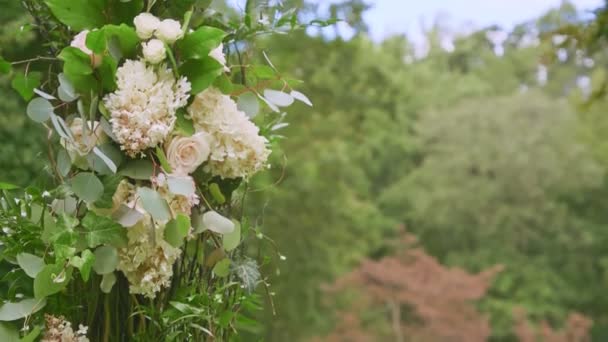 Langzaam Panorama Bruiloft Decoratie Gemaakt Van Witte Bloemen Grote Witte — Stockvideo