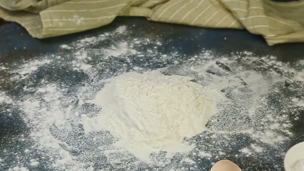 女性の手でゆっくりとした動き白い小麦粉の山とテーブルの上に小麦粉を振りかける — ストック動画