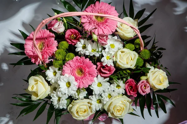 Вид Сверху Красивый Букет Разнообразных Цветов Большие Кремовые Розы Розовые — стоковое фото
