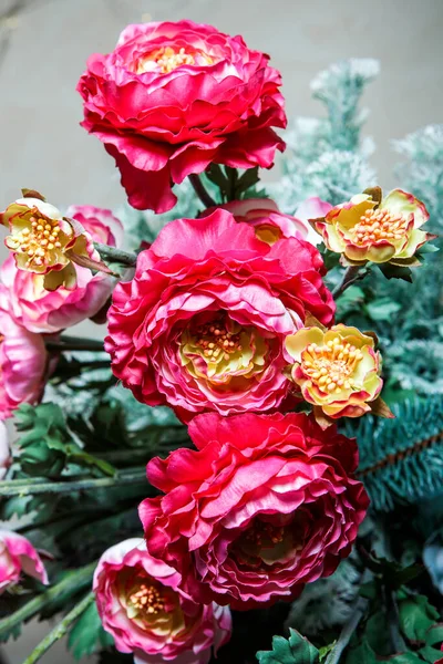 Primo Piano Bellissimo Bouquet Squisito Fatto Grandi Peonie Rosse Artificiali — Foto Stock