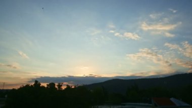 Yumuşak odak panoramik manzara altın günbatımı gökyüzü ile büyük kabarık koyu bulutlar