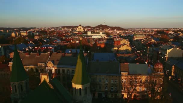 Ogólny widok z góry wysoki kościół dzwonnica na starym historycznym centrum Lwowa na Ukrainie — Wideo stockowe