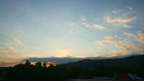 Soft focus vista panoramica sul cielo dorato del tramonto con grandi soffici nuvole scure — Video Stock