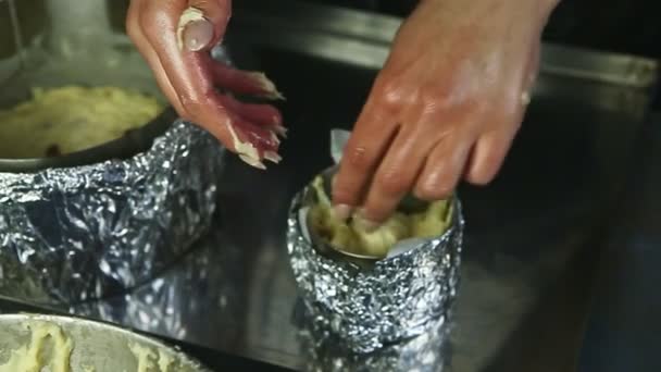 Mãos femininas closeup movimento lento colocar parte da massa de farinha de levedura macia em forma de cozimento — Vídeo de Stock