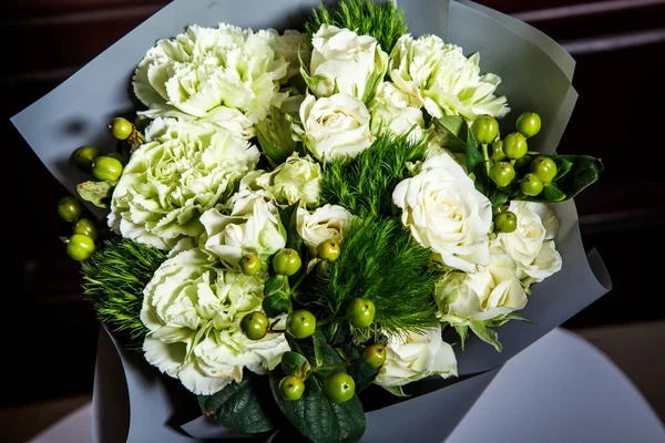 Üstten Izlenen Güzel Yapımı Büyük Beyaz Güller Taze Yeşillikler Gri — Stok fotoğraf