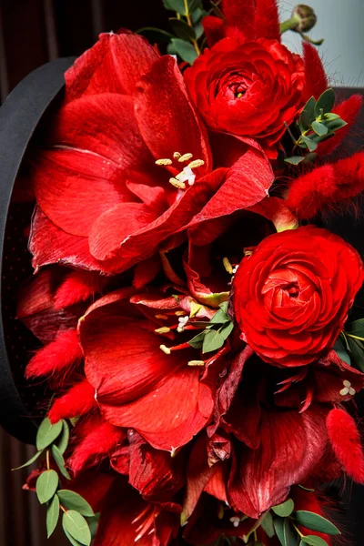 Top View Close Bouquet Bonito Feito Lírios Vermelhos Rosas Vegetação — Fotografia de Stock