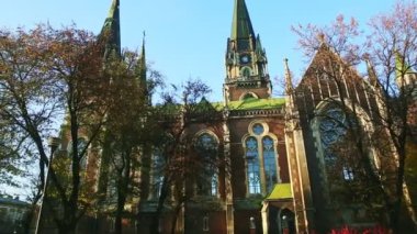 Eski katolik katedral kilisesinde yavaş yavaş panorama. Lviv, Ukrayna 'da açık mavi gökyüzüne karşı Olha ve Elizabeth