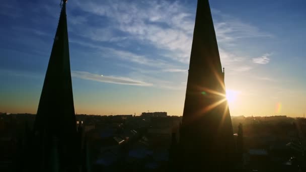 Parlak Güneş Mavi Gökyüzüne Karşı Yüksek Kilise Kulesi Siluetlerinin Arkasında — Stok video