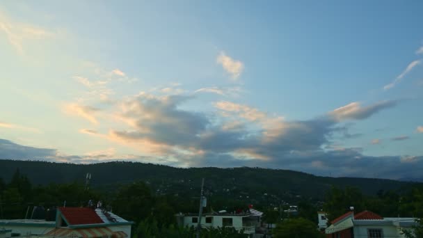 Lentamente Panorama Izquierda Cielo Azul Atardecer Con Grandes Nubes Esponjosas — Vídeos de Stock