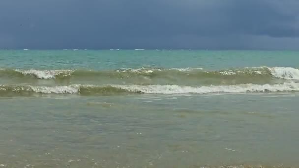 Ondas Brancas Fortes Mar Azul Que Correm Lentamente Praia Arenosa — Vídeo de Stock