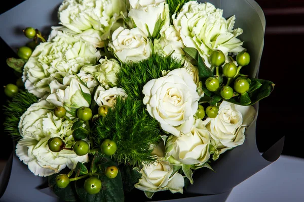 Vue Dessus Gros Plan Élégant Bouquet Grandes Roses Blanches Verdure — Photo